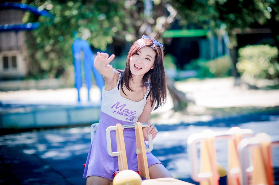 “没办法，若此时船队出行，难保江东水军不会伺机而动，如今我军的粮草，可经不起折腾。”诸葛亮闻言，也不禁苦笑一声，周瑜一死，那柴桑大营的江东水军最近可没少找麻烦，虽然大仗没有，但江夏、江陵的舟船，莫说官方的战舰，便是普通百姓的船只只要稍微靠近都可能遭到攻击或者掳掠。
